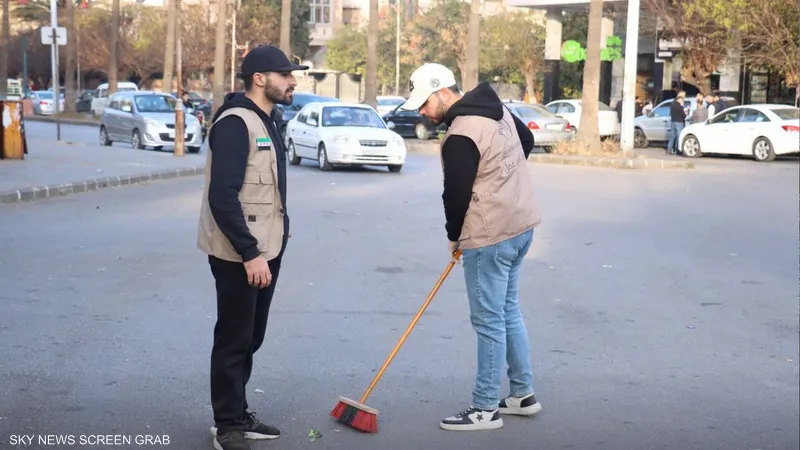 بالصور.. سوريون يقومون بتنظيف شوارع حمص ودمشق