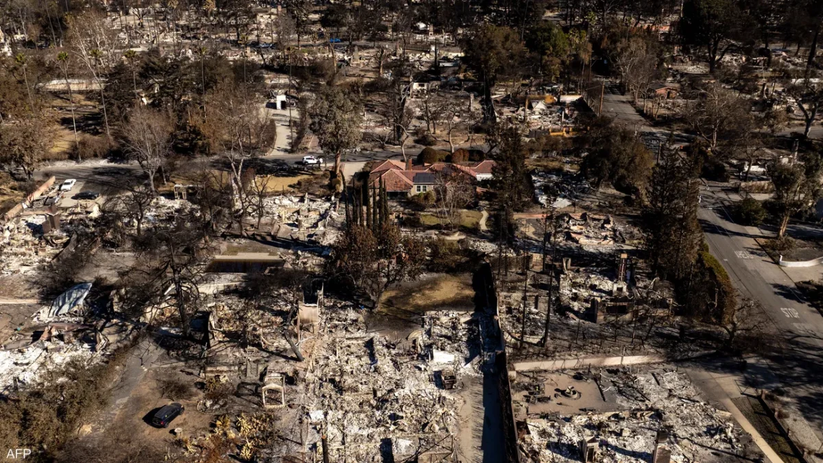 حرائق جديدة ورماد سام وعلم أحمر.. جحيم لوس أنجلوس مستمر