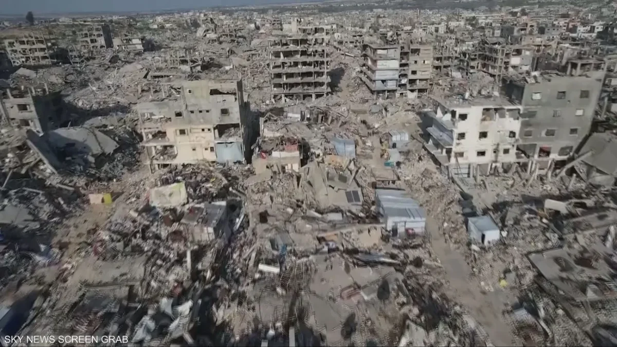 من ركام الحجارة.. فلسطيني يعيد بناء منزله بعد تدميره بالكامل