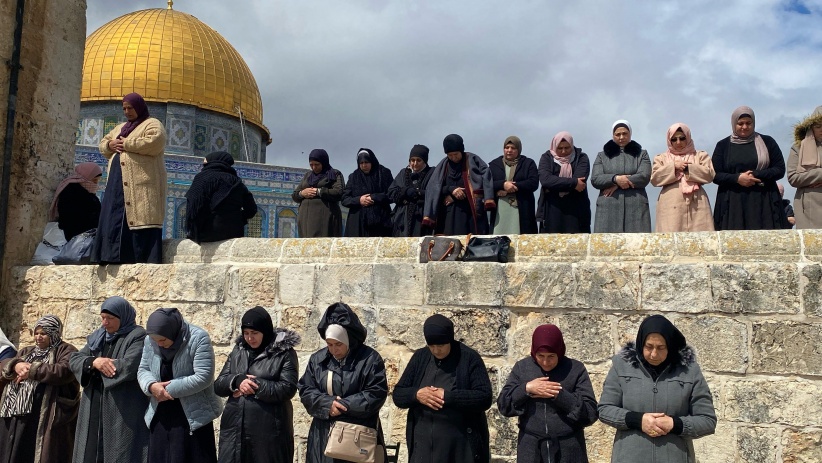 80 ألفا يؤدون الجمعة الثالثة من رمضان في الأقصى