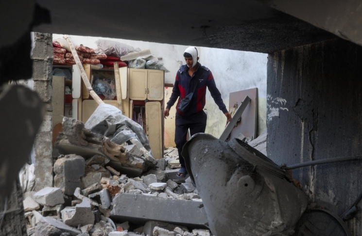 إسرائيل توثق نقل عنصر في حزب الله السلاح قبل اغتياله