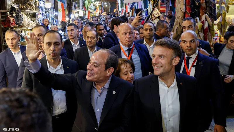 السيسي وماكرون يتجولان في خان الخليلي