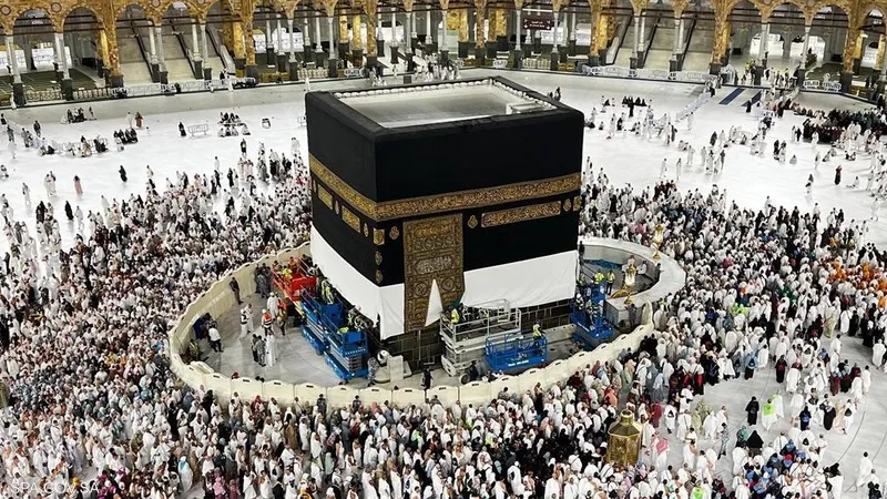 رفع كسوة الكعبة استعدادا لموسم الحج
