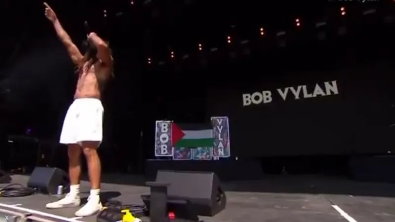 فرقة بريطانية تردد هتاف “الموت للجيش الإسرائيلي”