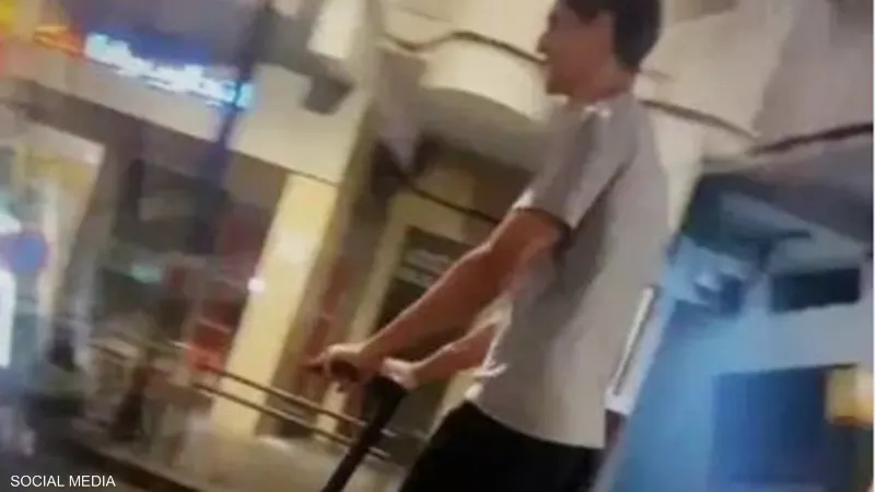 بونو يثير التفاعل بجولة على دراجة كهربائية في المغرب