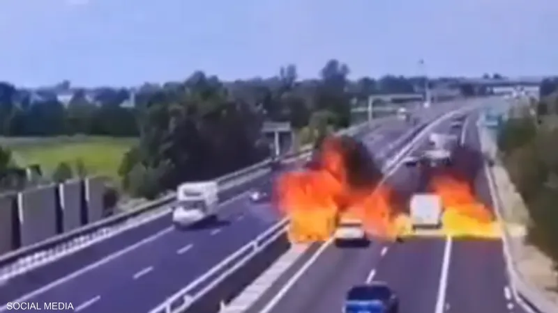 فيديو الكارثة.. سقوط طائرة على طريق سريع مزدحم في إيطاليا