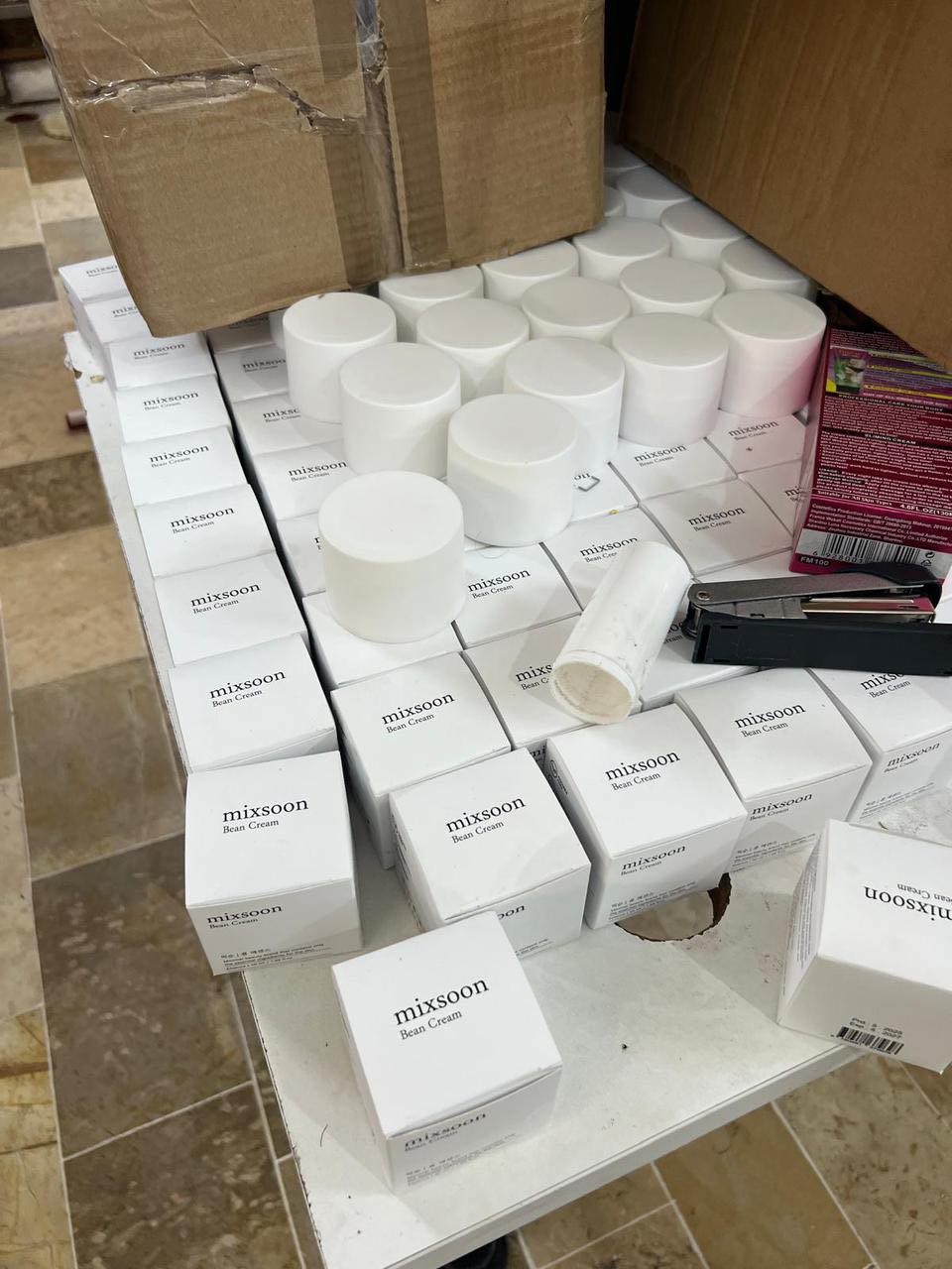 الأمن الوقائي يضبط مصنعاً يزوّر مستحضرات تجميل غير مرخص في نابلس