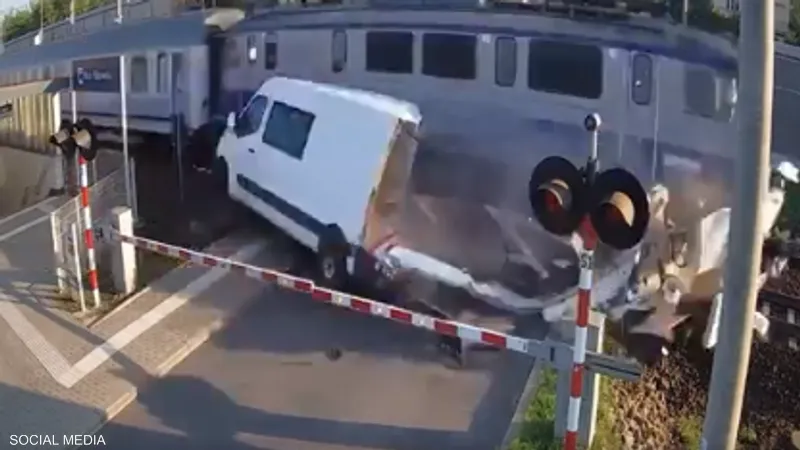 فيديو.. نجاة سائق بأعجوبة من حادث خطير مع قطار