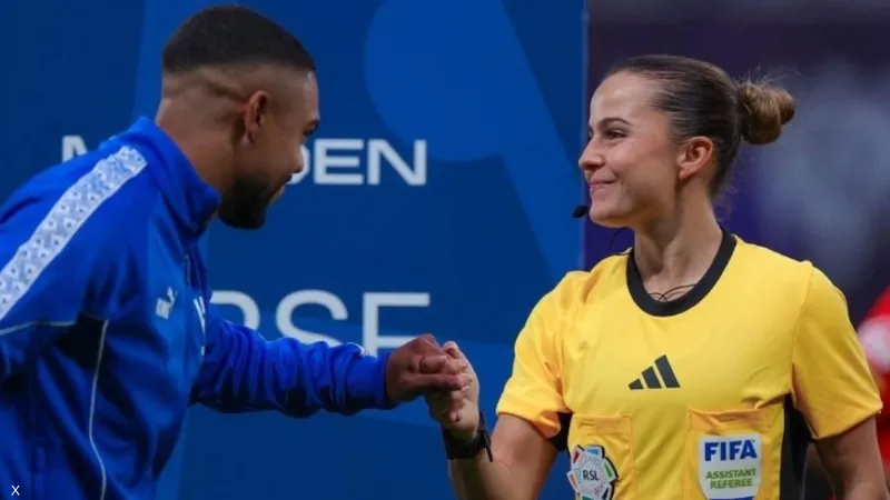 حكمة إسبانية تخطف الأضواء في الدوري السعودي