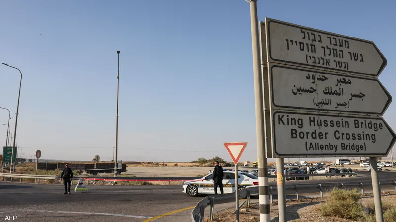 المعابر والحدود: الاحتلال سيغلق معبر الكرامة بدءا من الغد وحتى إشعار آخر
