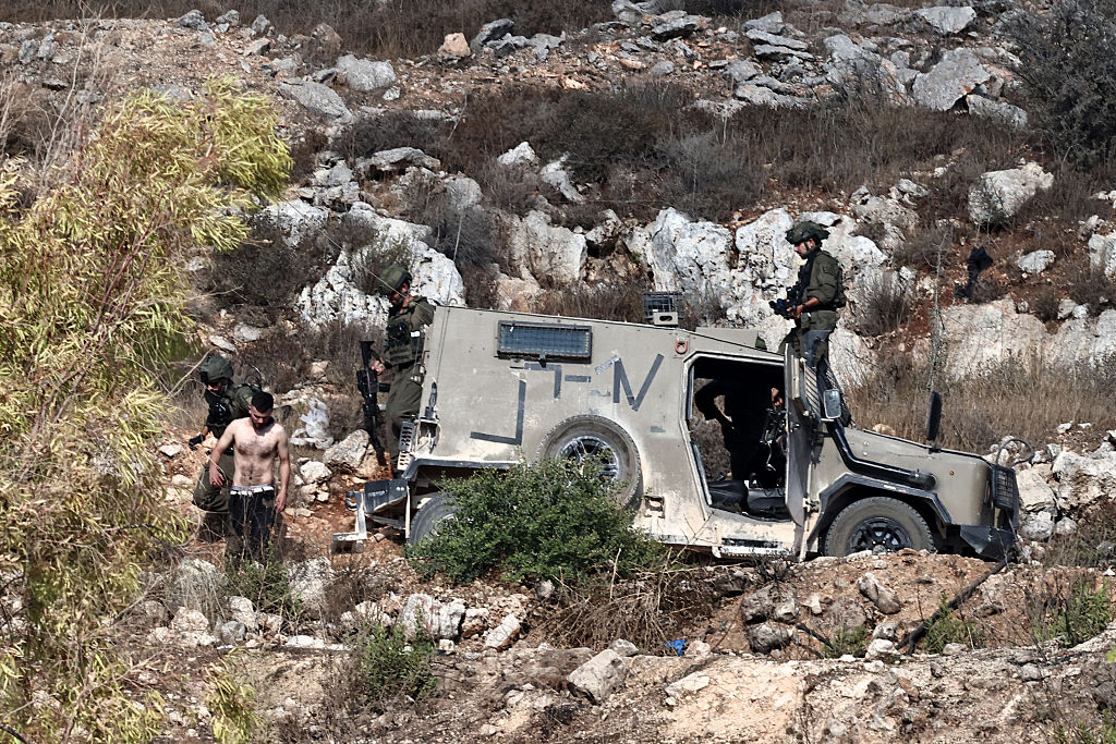 الاحتلال يوسّع عملياته شمال غربي القدس ورام الله ويتوعد بالتصعيد