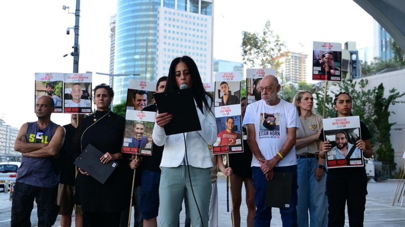 عائلات الأسرى تتوعد نتنياهو “بالجحيم” إن عاد بلا اتفاق