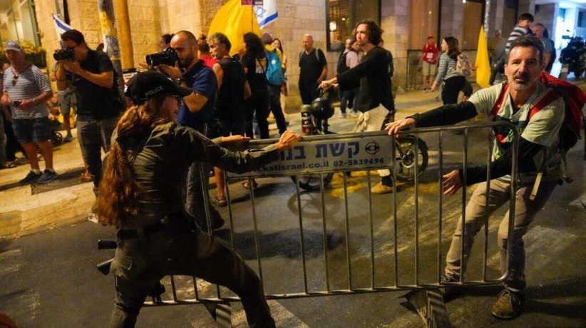 الشرطة قمعتهم.. الآلاف يتظاهرون أمام مقر نتنياهو بعد وصفه المتظاهرين بالفاشيين