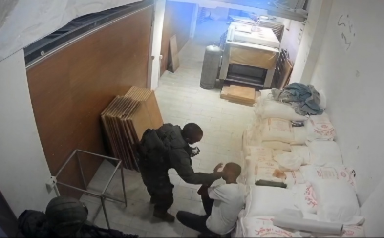 جندي إسرائيلي يعتدي بالضرب على عامل داخل مخبز جنوب دورا