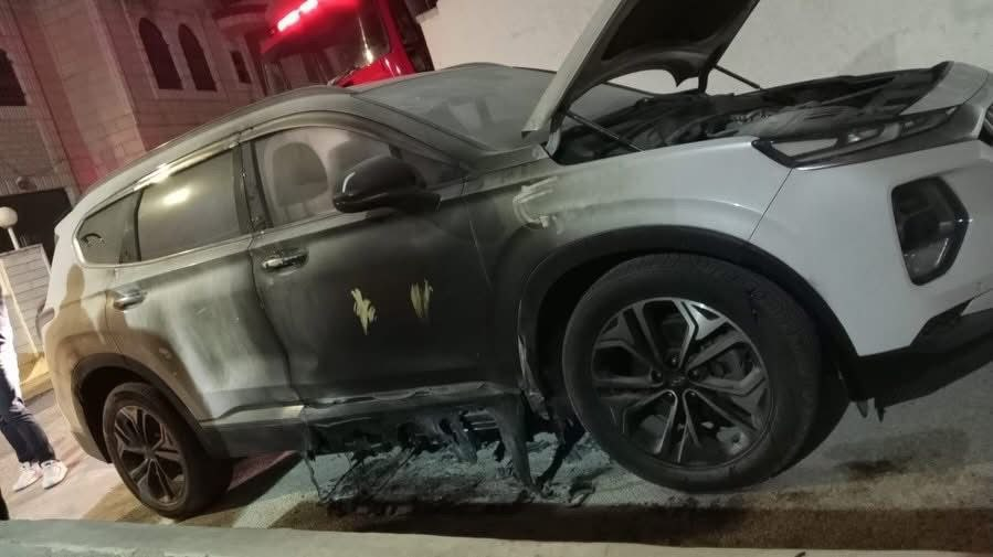 إرهاب المستوطنين: إحراق مركبتين وخطّ شعارات عنصرية قرب رام الله وقطع خطوط مياه بالأغوار الشمالية