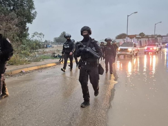 النقب: قوات معززة من الشرطة الإسرائيلية تقتحم بلدة ترابين وتفرض “طوقا كاملا” عليها