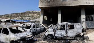 مستعمرون يحرقون مركبتين خلال هجومهم على قصرة جنوب نابلس