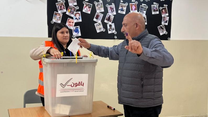 لجنة الانتخابات المركزية: 24.53% نسبة الاقتراع في الانتخابات المحلية حتى الساعة الواحدة ظهراً