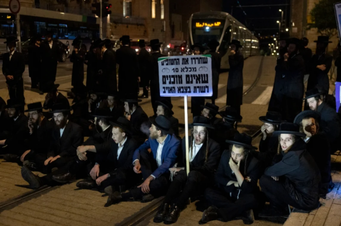 الإعلام العبري: متظاهرون من “الحريديم” يقتحمون منزل قائد الشرطة “الإسرائيلية” في عسقلان