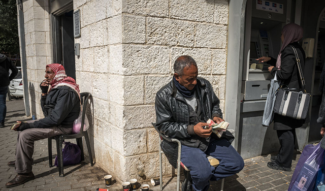 إسرائيل تحتجز أموال المقاصة الفلسطينية وتوسع الاقتطاعات