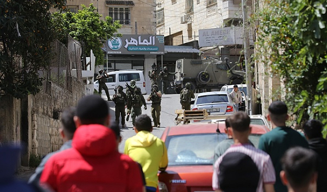 اقتحامات ومواجهات بالضفة واعتقال العشرات بينهم أسرى محررون