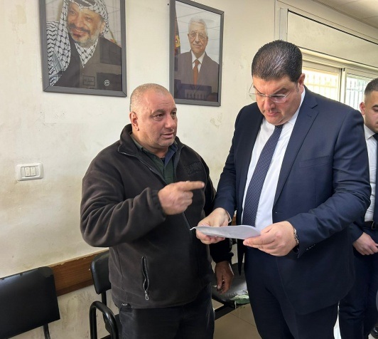 وزير النقل: بدء تنفيذ آلية خصم رسوم التراخيص من مستحقات موظفي ومتقاعدي القطاع العام