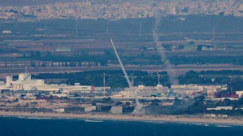 حزب الله يقصف حيفا وعكا برشقة صاروخية