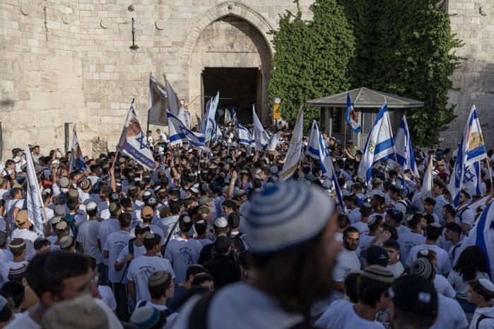 تصعيد بالقدس تزامناً مع “مسيرة الأعلام”.. اعتداءات واقتحامات للأقصى بمشاركة آلاف المستوطنين