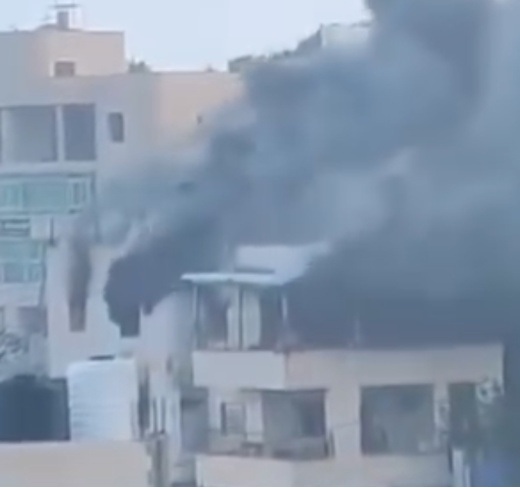 نزاع عائلي .. إطلاق نار وحرق منازل في بيت أمر.. والاحتلال يغلق المداخل ويعزل البلدة بالكامل