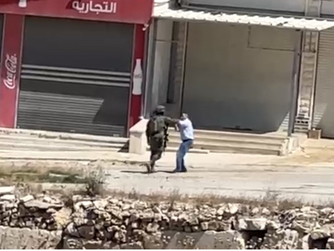 الاحتلال يخنق بيت أمر ويضعها تحت حصار عسكري مشدد