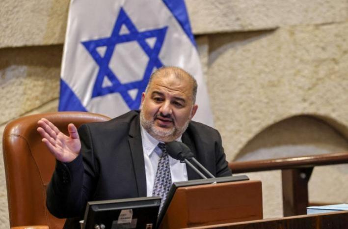 منصور عباس يدعو إلى تجنيد فلسطينيي الداخل المحتل في الخدمة المدنية