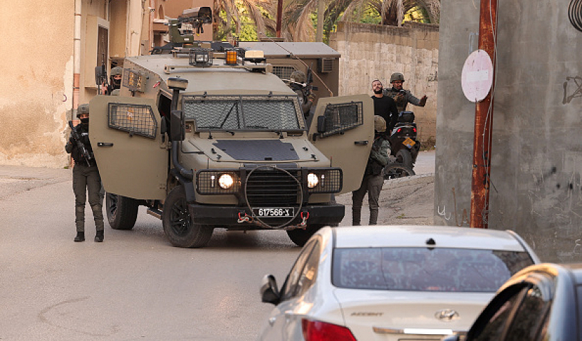 اعتقالات ومداهمة منازل خلال اقتحامات بالضفة والقدس