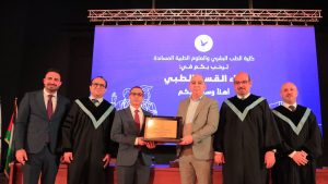 خريجو برنامج الطب البشري في جامعة النجاح الوطنية يؤدّون القسم الطبي
