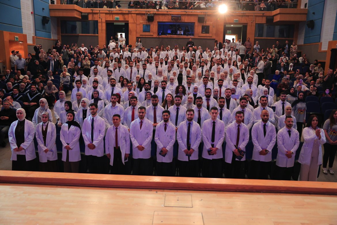 خريجو برنامج الطب البشري في جامعة النجاح الوطنية يؤدّون القسم الطبي