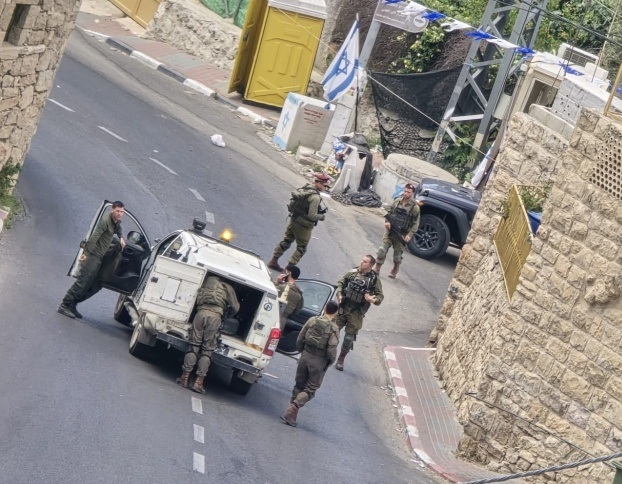 اعتقالات ومنع تجول.. مستوطنون يهاجمون الأهالي قرب المسجد الإبراهيمي