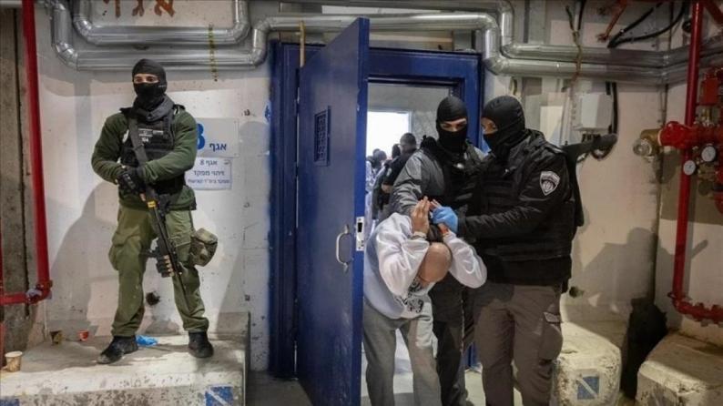 تصعيد خطير في سجن “عوفر”.. تقييد مهين وكاميرات مراقبة داخل غرف لقاء المحامين