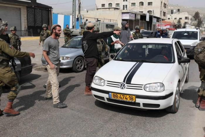 مستوطنون يهاجمون مركبات المواطنين بين اللبن الشرقية وسلفيت