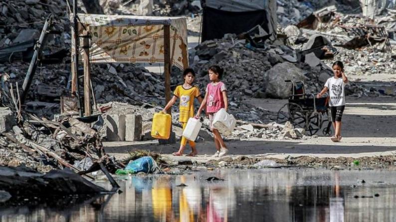 وصفت بـ”‘غير المسبوقة”: تحذير من كارثة إنسانية وصحية وبيئية في غزة نتيجة انهيار خدمات المياه والصرف الصحي