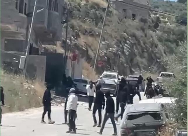 هجوم للمستوطنين على حوارة.. إصابتان واعتداءات طالت المنازل والممتلكات
