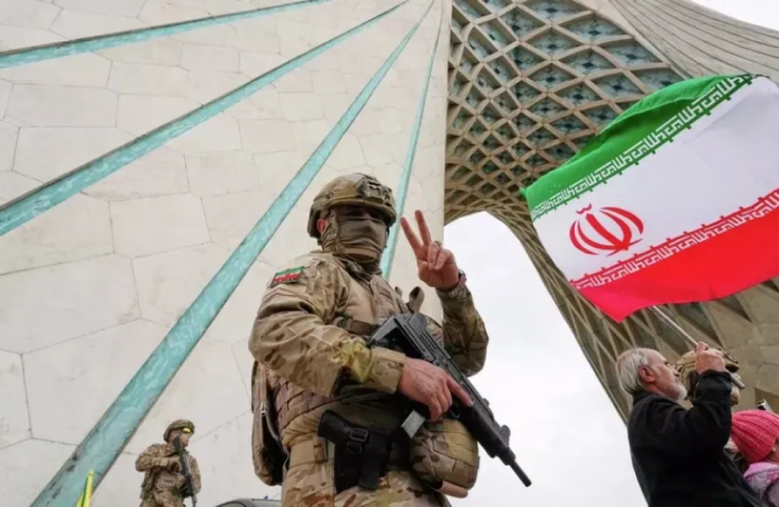 الجيش الإيراني يعلن استهداف مركز “قيادة وتحكم” على متن مدمرة أمريكية في بحر عُمان