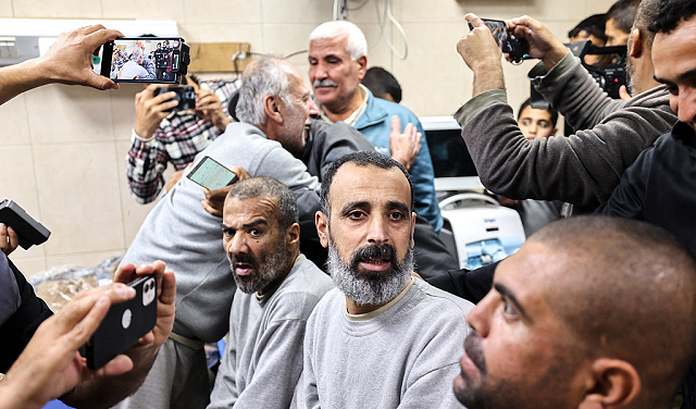 تحذيرات من تدهور الأحوال الصحية للأسرى الفلسطينيين في السجون الإسرائيلية