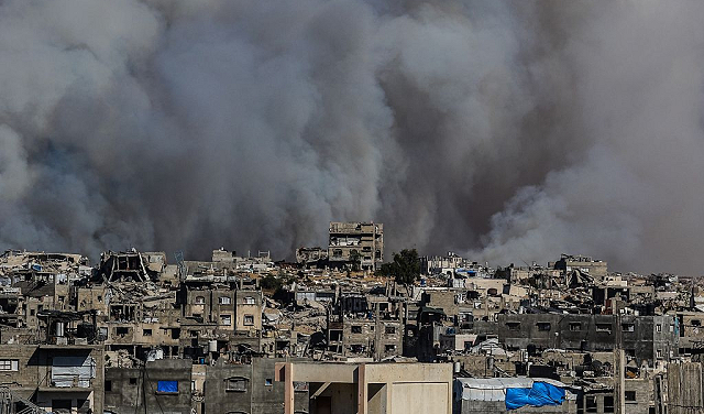 الحرب على غزة: استشهاد شابة وإصابة 15 شخصا باستهداف نازحين في خانيونس