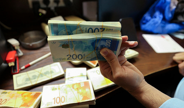 الكنيست يصادق على قانون جديد يتيح اقتطاع تعويضات العمليات من أموال السلطة