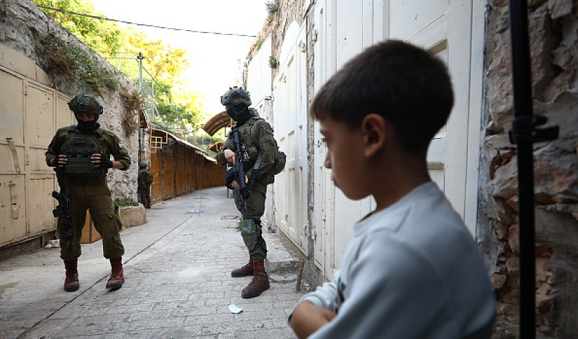 الاحتلال يصعد عملياته بالضفة والقدس باقتحامات واعتقالات