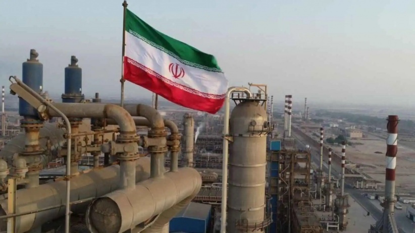 تقرير- واشنطن تسمح لطهران ببيع النفط فورا ضمن اتفاق لإنهاء الحرب