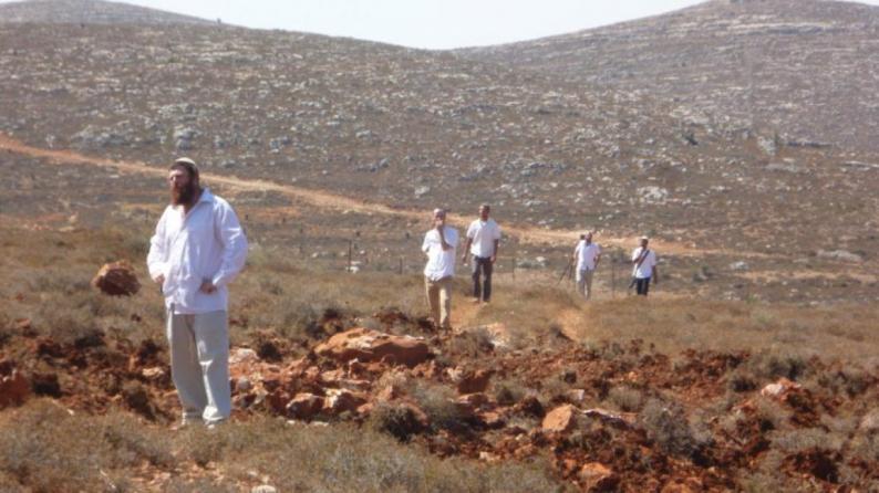مستوطنون يسيجون أراضي في الأغوار الشمالية