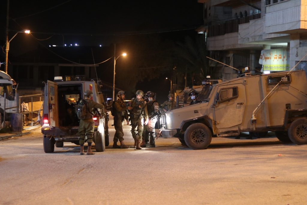 الاحتلال يحتجز 25 مواطنا ويحقق معهم ميدانيا في مخيم الدهيشة جنوب بيت لحم