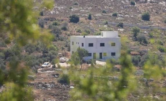 مستوطنون يهجرون عائلة الطوباسي من منزلها في جالود ويستولون عليه